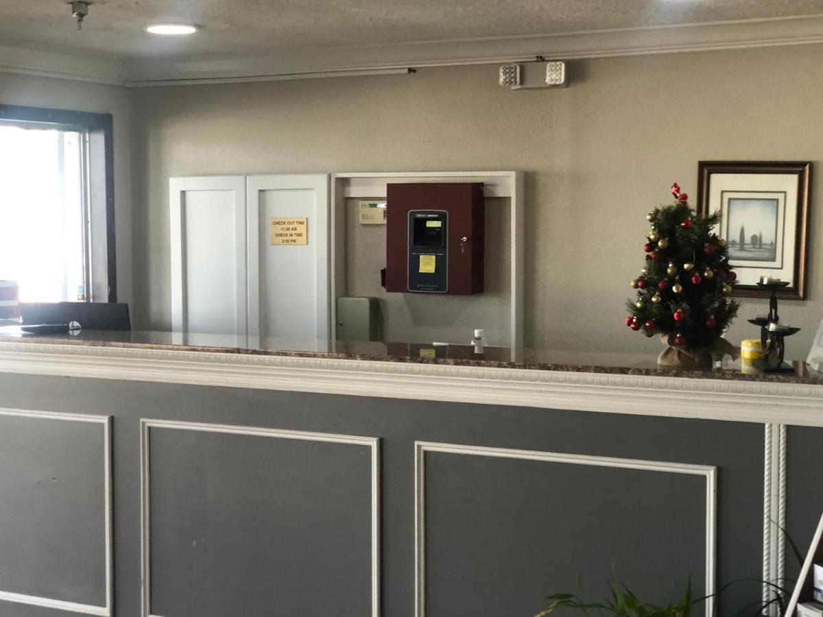 Executive Inn & Suites Бомонт Екстериор снимка