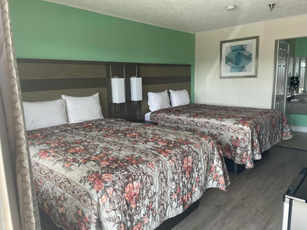 Executive Inn & Suites Бомонт Екстериор снимка